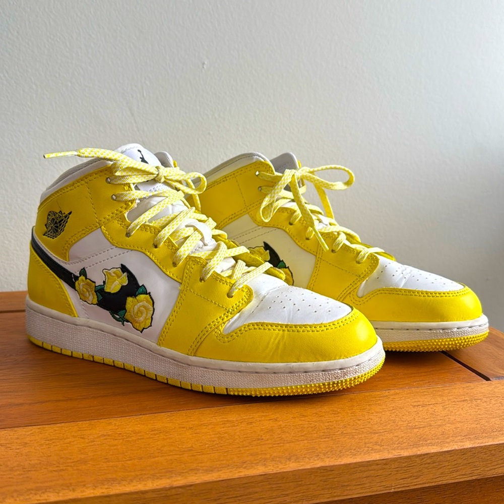 Nike Air Jordan 1 Mid / Sz 5.5Y
